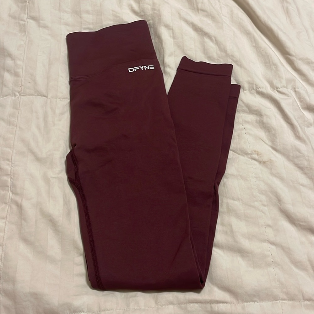 DFYNE Dynamic Burgandy size small leggings